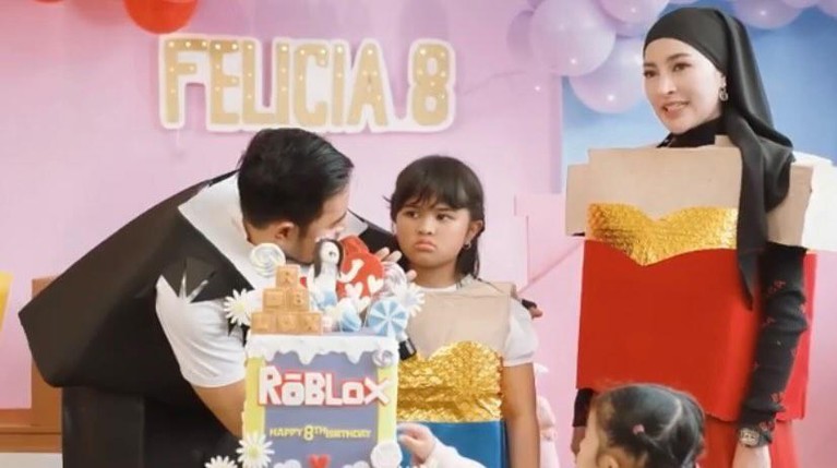 Intip 8 Potret Keseruan Ultah ke-8 Putri Crazy Rich Malang Tema Roblox Sebelum dipersunting oleh Ridho DA, Syifa menjalani beberapa rangkaian acara seperti pengajian dan siraman. Yuk intip!