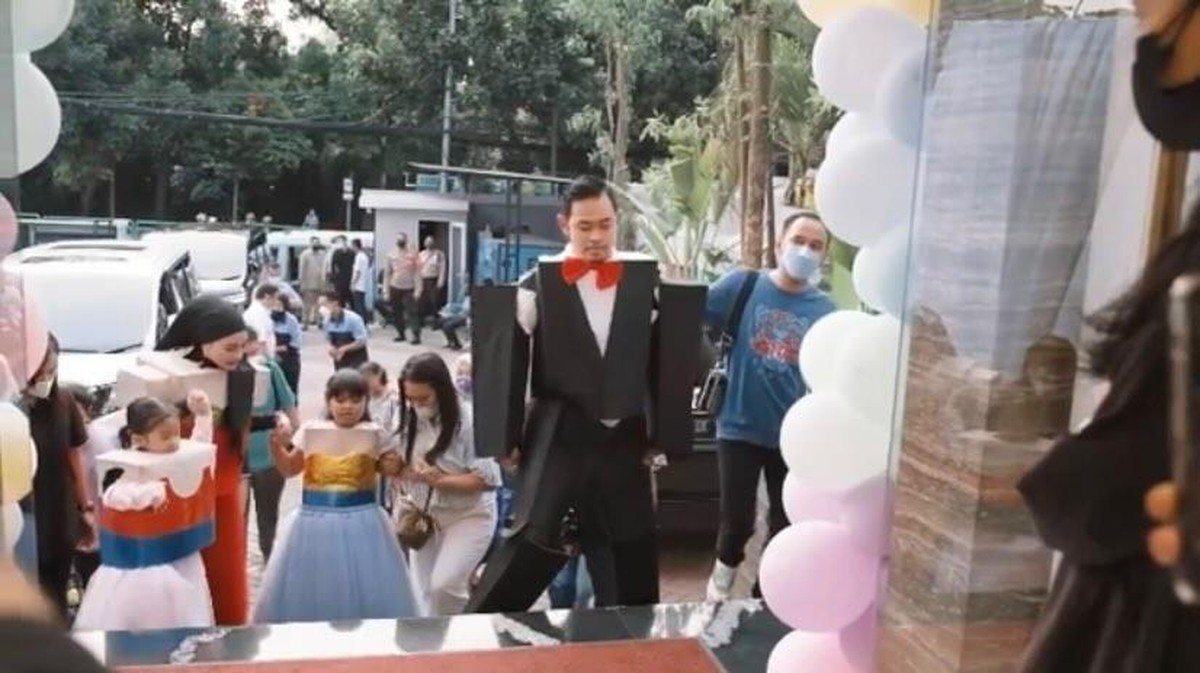 Sebelum dipersunting oleh Ridho DA&comma; Syifa menjalani beberapa rangkaian acara seperti pengajian dan siraman&period; Yuk intip&excl;