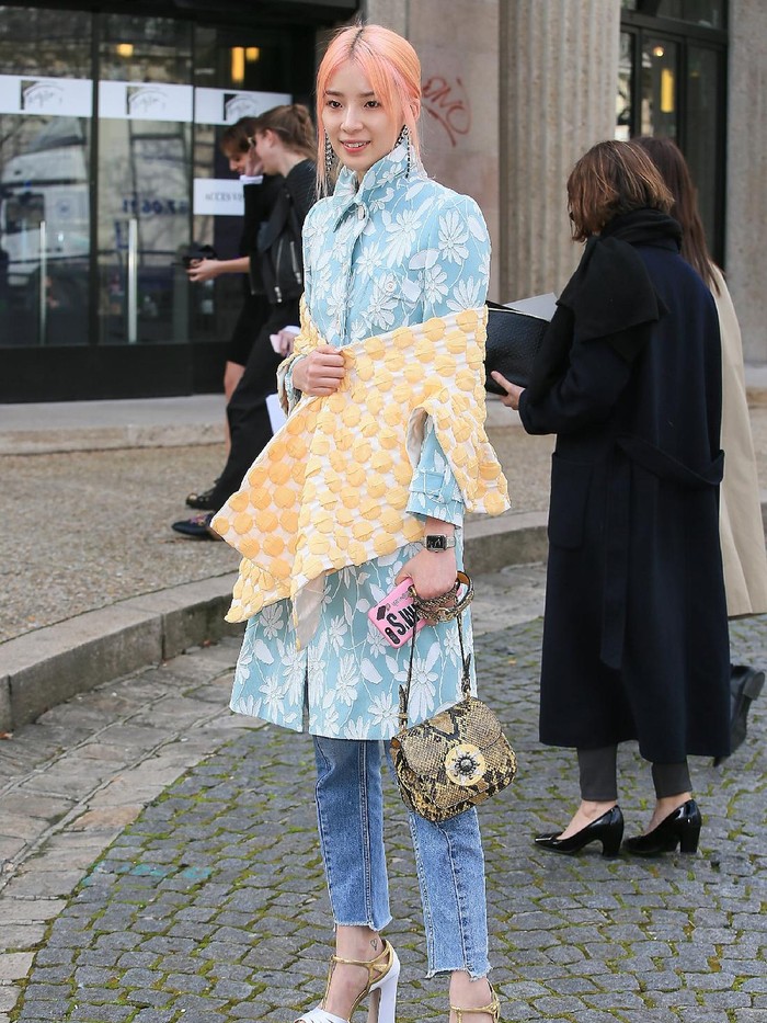 Kerap kali diundang untuk menghadiri pergelaran acara fashion, gaya Irene Kim selalu menarik perhatian. Salah satunya, ketika ia hadir di event Miu Miu sebagai bagian dari pergelaran Paris Fashion Week tahun 2017 lalu./Foto: popsugar.co.uk