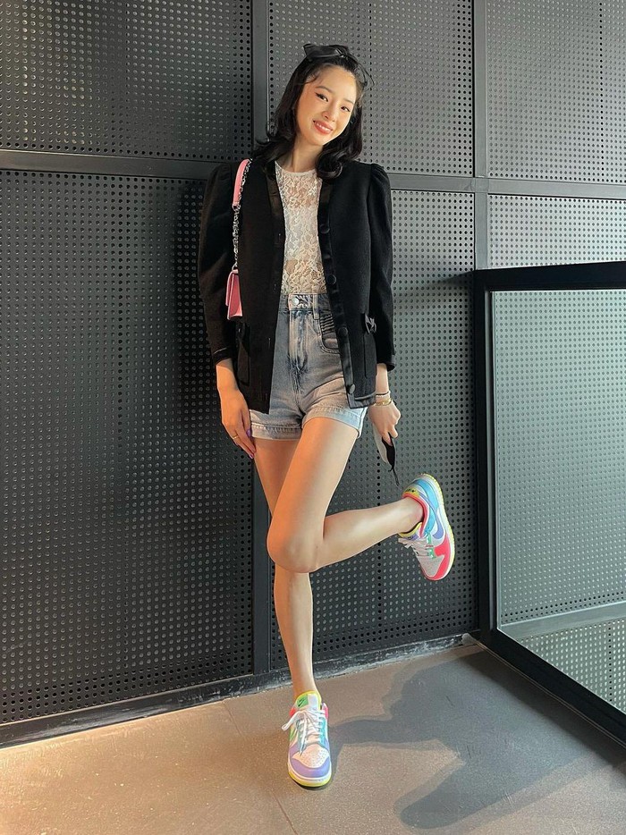 Untuk gaya sehari-hari pun, Irene kerap kali tampil modis dengan fashion yang simpel. Nggak heran kalau banyak penggemar Irene yang menyebutnya sebagai trendsetter, Beauties!/Foto: instagram.com/ireneisgood