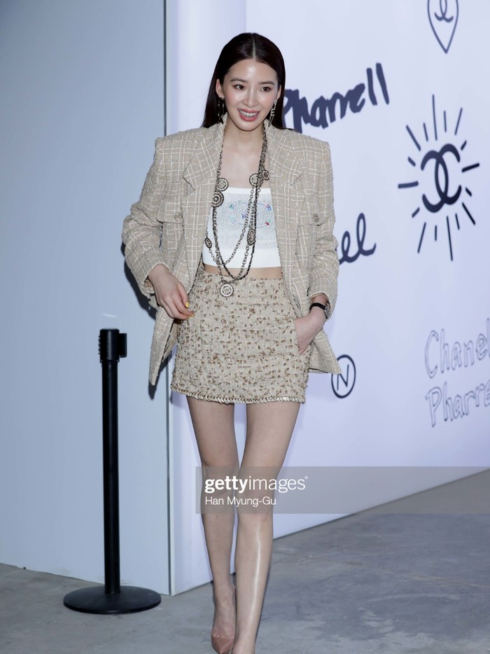 Ketika menghadiri peluncuran Chanel x PHARREL Capsule Collection di Seoul, Korea, pada tahun 2019 lalu, Irene Kim tampil dengan gaya feminin dan sedikit edgy dengan perpaduan crop top, blazer, dan mini skirt berwarna nude dan putih./Foto: Han Myung Gu/Getty Images