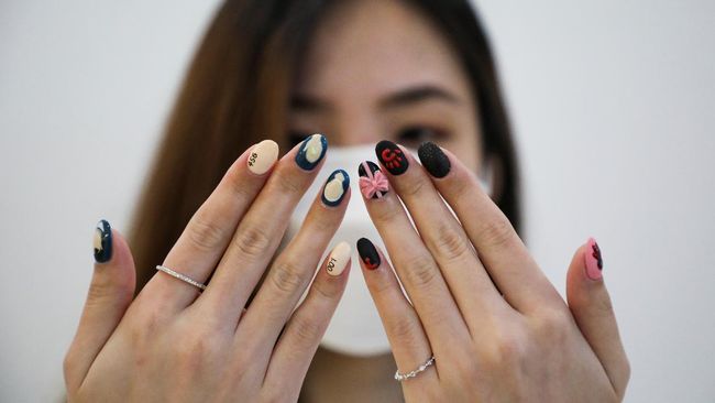 Demam Squid Game masih terus berlanjut. Kali ini sebuah salon manicure di Malaysia menjual desain kuku palsu yang terinspirasi dari Squid Game.