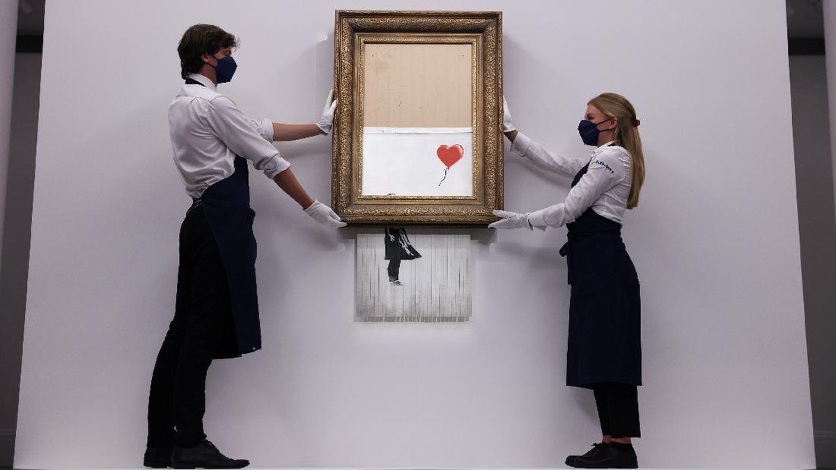 FOTO: Wujud Lukisan Robek Banksy yang Terjual Rp356 Miliar