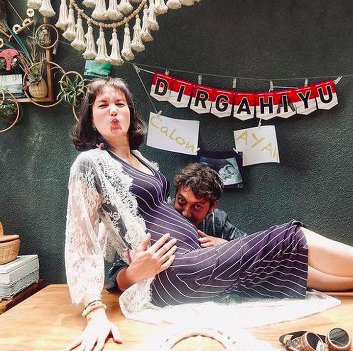 <p>Nadine Chandrawinata dan Dimas Anggara tengah berbahagia usai mengetahui mereka berdua bakal menjadi calon orang tua. Nadine kini sedang hamil anak pertamanya! (Foto: Instagram @dimsanggara)</p>
