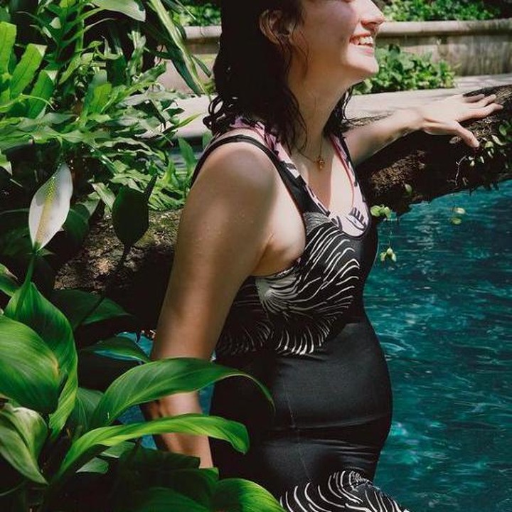 <p>Nadine Chandrawinata juga tak melewatkan olahraga renang agar tubuhnya selalu fit selama kehamilan. (Foto: Instagram @nadinelist)</p>