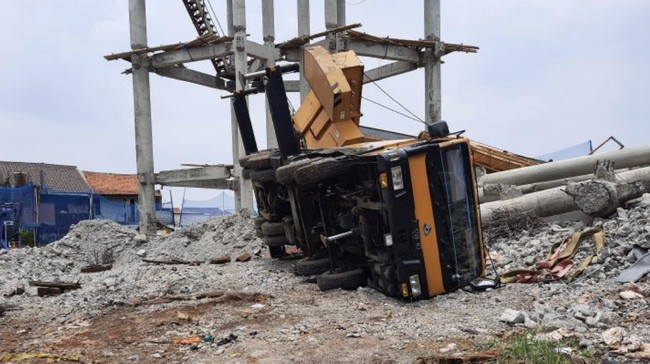 Petugas masih berusaha mengevakuasi warga yang terjebak reruntuhan akibat crane jatuh menimpa rumah warga di Depok.