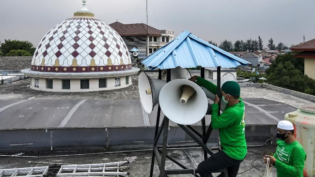 Menteri Agama Yaqut Cholil Qoumas menerbitkan surat edaran baru yang mengatur tentang penggunaan pengeras suara di masjid dan musala.