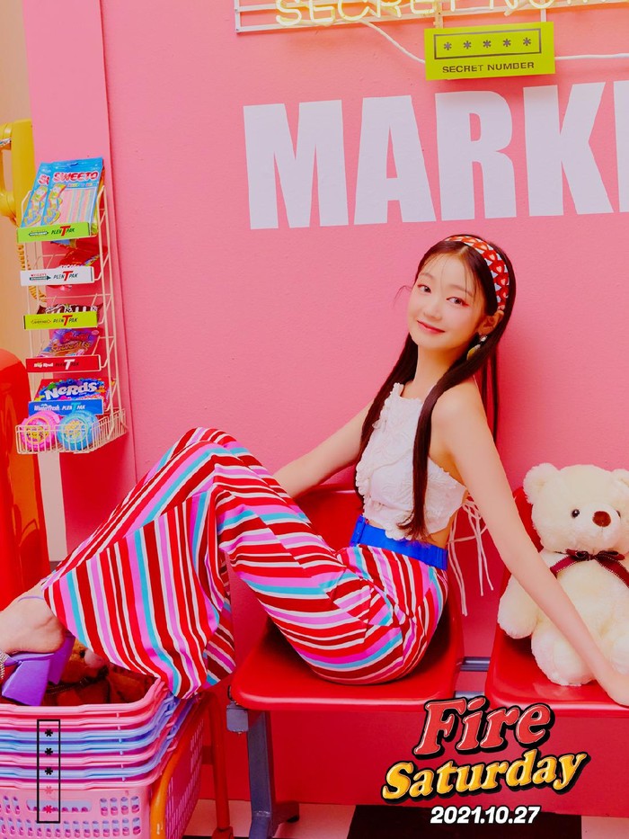Setelah merilis teaser individual untuk Soodam, kali ini teaser individual untuk Léa dirilis! Dengan crop top berwarna putih dan wide leg pants dengan nuansa tropical yang cerah, Léa kelihatan manis banget, ya!/Foto: twitter.com/5ecretNumber