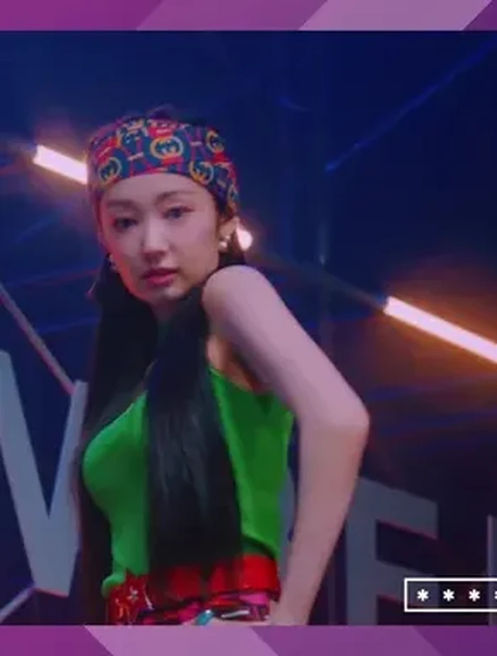 Tak hanya rilis teaser dalam bentuk foto, namun ada juga teaser video pendek yang dirilis dalam kanal YouTube resmi SECRET NUMBER. Masih mengusung gaya fresh dan cerah, Léa menambah kesan sedikit funky untuk gayanya dalam teaser video Fire Saturday./Foto: kpopmap.com