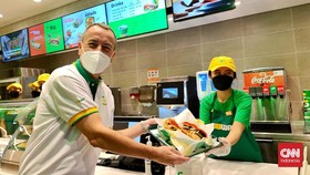 Satpol PP Cek Kerumunan Antrean Gerai Subway Citos