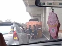 Polisi Selidiki Viral Bajing Loncat Curi Besi dari Truk di Cakung