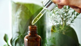 8 Bahan Skincare untuk Kulit Berjerawat, Sulfur hingga Tea Trea Oil