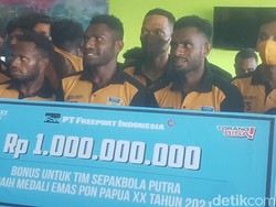 Freeport Serahkan Bonus Rp 1 Miliar ke Tim Sepakbola Papua Juara PON