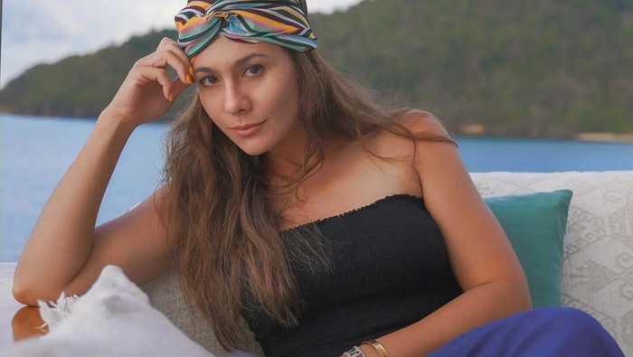 Intip Perubahan Gaya Wulan Guritno dari Masih Remaja Sampai Sekarang, Pantas Sampai Dijuluki Ageless Actress! Intip Perubahan Gaya Wulan Guritno dari Masih Remaja Sampai Sekarang, Pantas Sampai Dijuluki Ageless Actress!