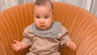 <p>Di usianya yang menginjak 6 bulan, Ukkasya sudah bisa duduk dengan bersandar. Gemas banget ya, Bunda? (Foto: Instagram @zaskiasungkar15)</p>