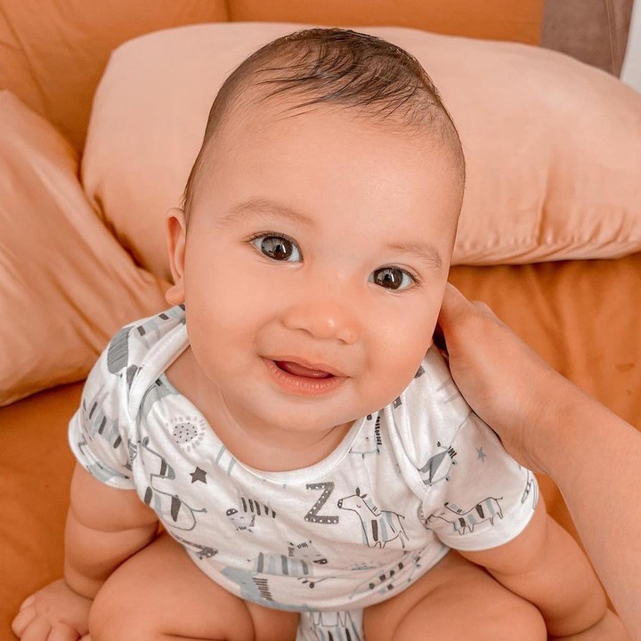 <p>Ukkasya kini semakin terlihat chubby dan menggemaskan. Kira-kira Ukkasya mirip Ayah atau Bundanya nih? (Foto: Instagram @zaskiasungkar15)</p>