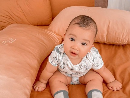 7 Potret Terbaru Baby Ukkasya, Putra Zaskia Sungkar yang Makin Menggemaskan