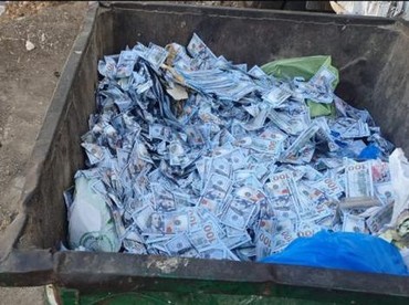 Heboh Warga Temukan Berton-ton Uang Kertas Pecahan 100 Dolar AS