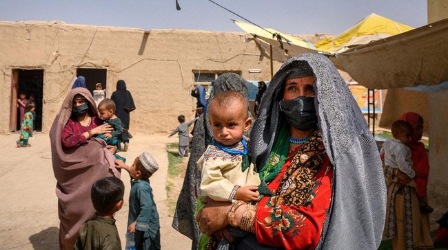 Di tengah krisis kian parah usai Taliban berkuasa, banyak keluarga Afghanistan terpaksa menjual anaknya untuk menjadi pengantin demi memenuhi kebutuhan pokok.