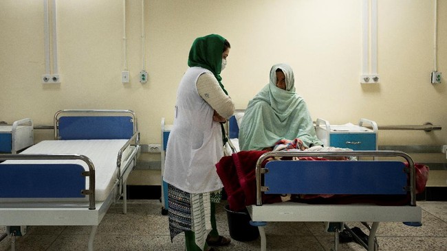 Beberapa tenaga kesehatan di Kabul mengeluhkan kekurangan obat di berbagai apotek kota itu.