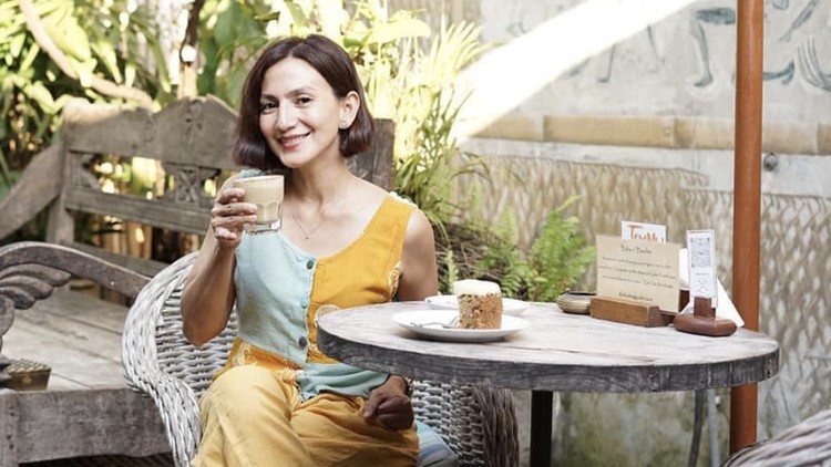 10 Pesona Wanda Hamidah Saat Ngopi dan Kulineran