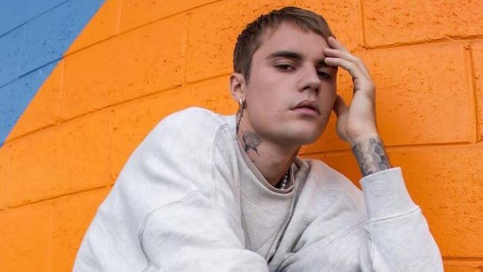 Pria kelahiran Kanada ini ada di dunia industri musik secara tidak sengaja. Dirinya ditemukan oleh Scooter Braun, seorang marketing excecutive, pada 2007 melalui kanal YouTube-nya. Hingga sekarang, pria kelahiran 1 Maret ini eksis dan semakin berkembang. (Foto: Instagram.com/justinbieber)