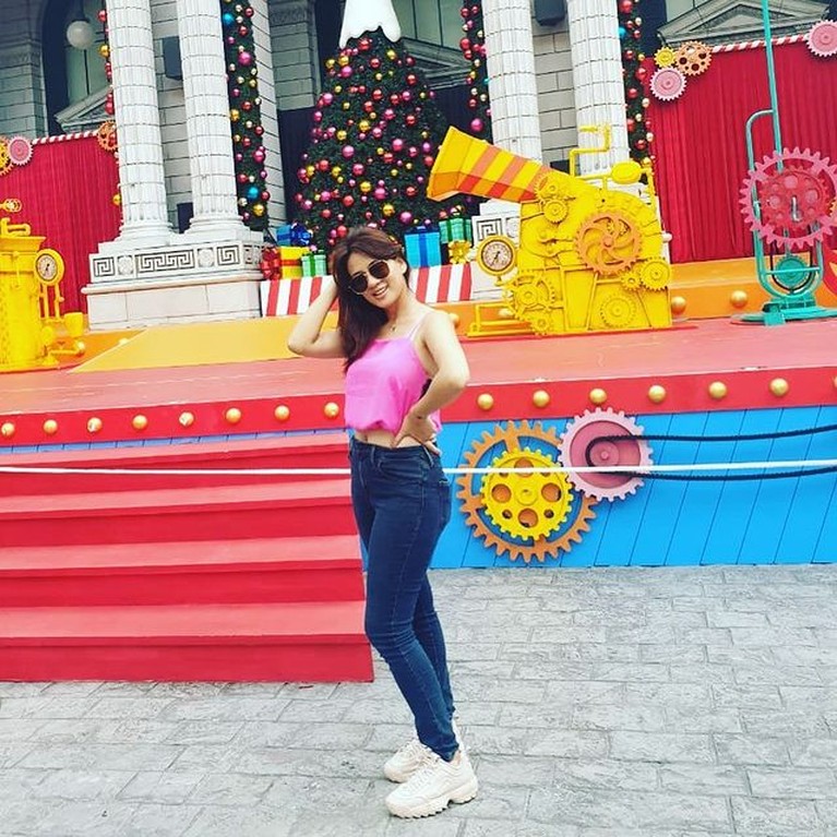 7 Potret Terbaru Yeyen Lidya yang Makin Cantik & Seksi di Usia 43 Tahun Yeyen Lidya aktris sekaligus presenter kini berusia 43 tahun, ia tampil makin cantik dengan tubuh singsetnya. Yuk intip potretnya!