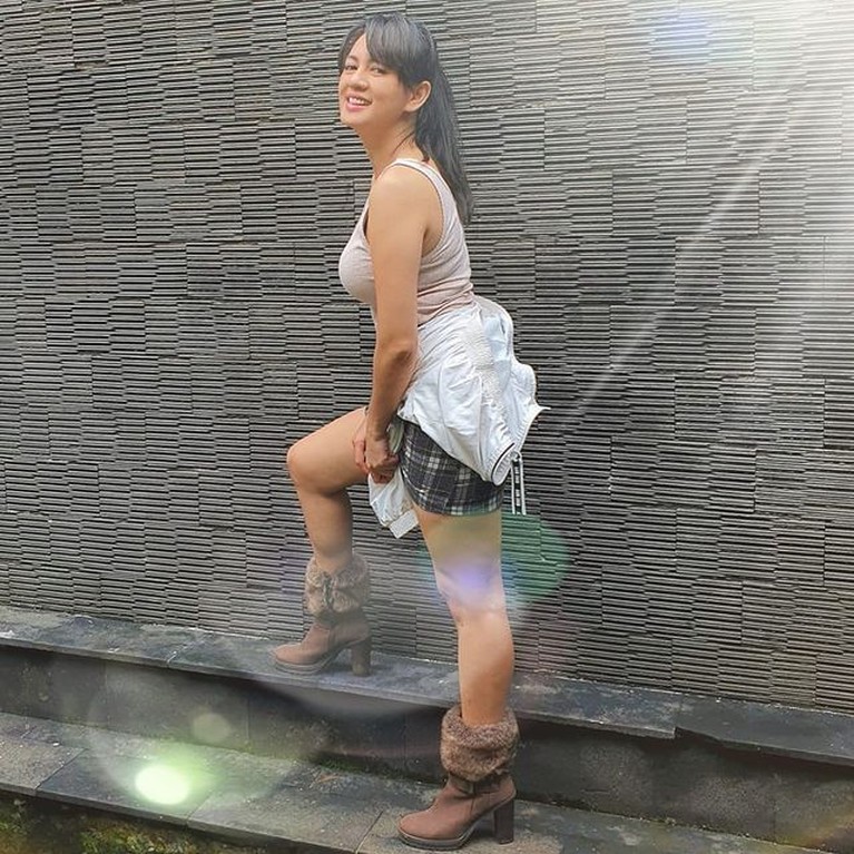 7 Potret Terbaru Yeyen Lidya yang Makin Cantik & Seksi di Usia 43 Tahun Yeyen Lidya aktris sekaligus presenter kini berusia 43 tahun, ia tampil makin cantik dengan tubuh singsetnya. Yuk intip potretnya!