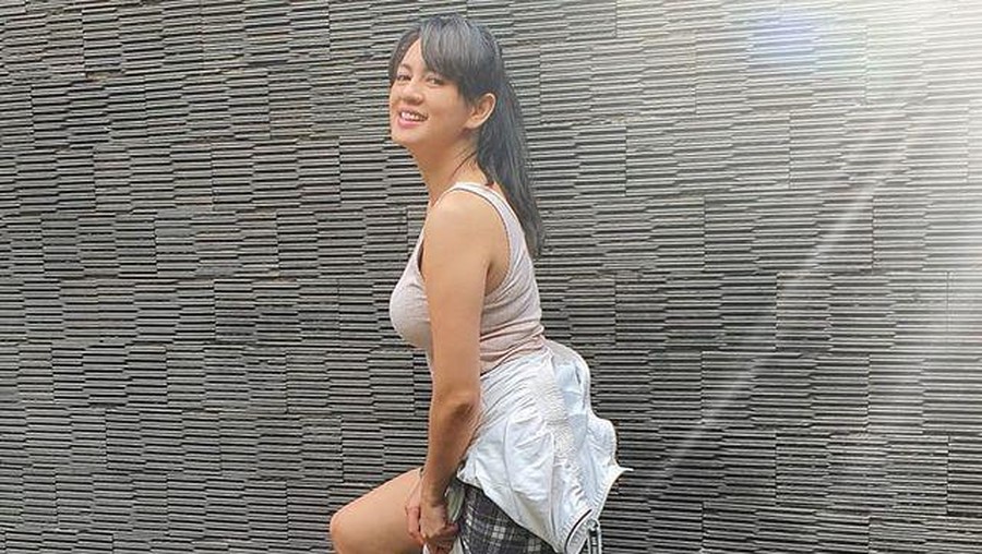 7 Potret Terbaru Yeyen Lidya yang Makin Cantik & Seksi di Usia 43 Tahun Yeyen Lidya aktris sekaligus presenter kini berusia 43 tahun, ia tampil makin cantik dengan tubuh singsetnya. Yuk intip potretnya!