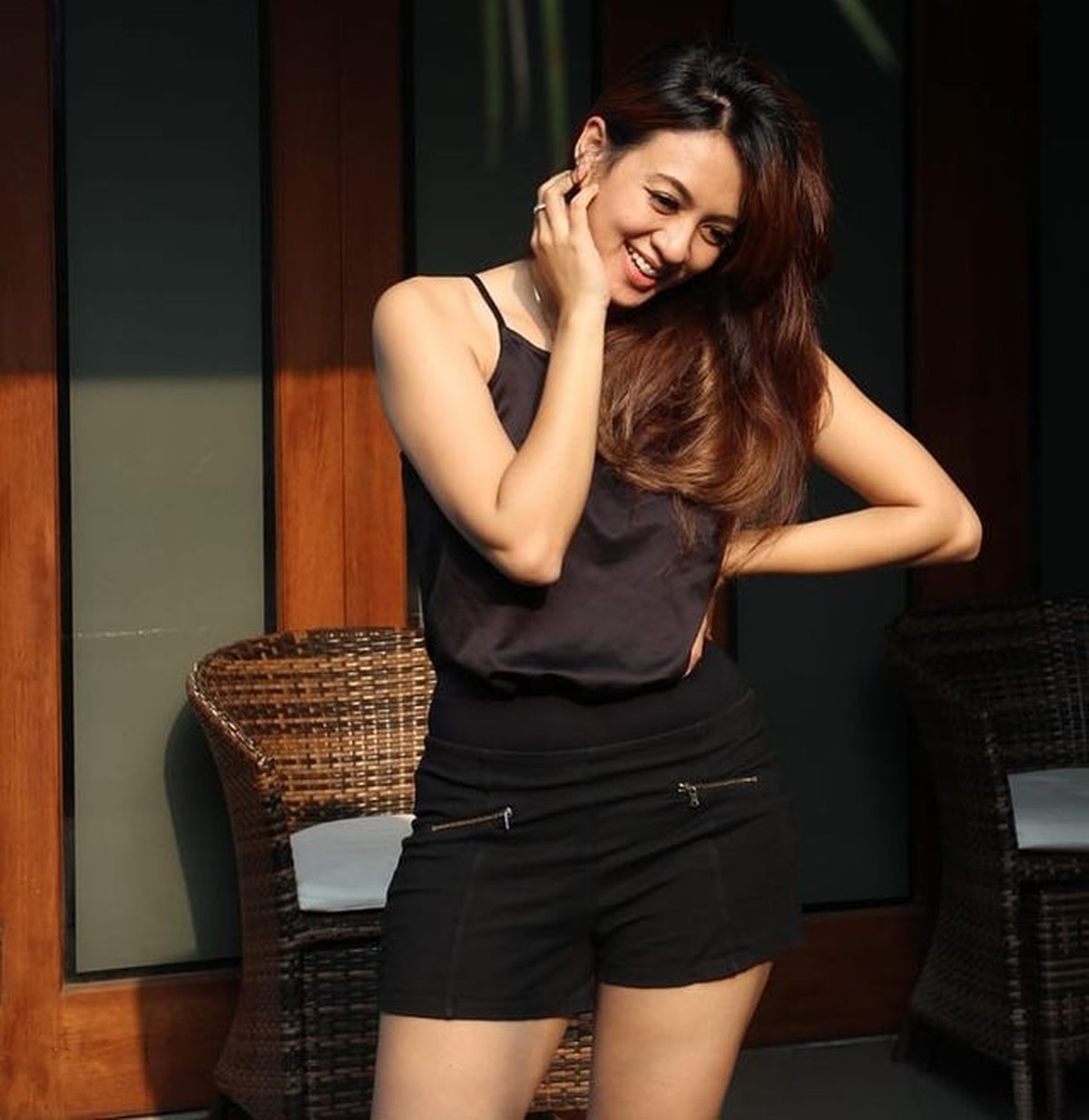 Yeyen Lidya aktris sekaligus presenter kini berusia 43 tahun&comma; ia tampil makin cantik dengan tubuh singsetnya&period; Yuk intip potretnya&excl;