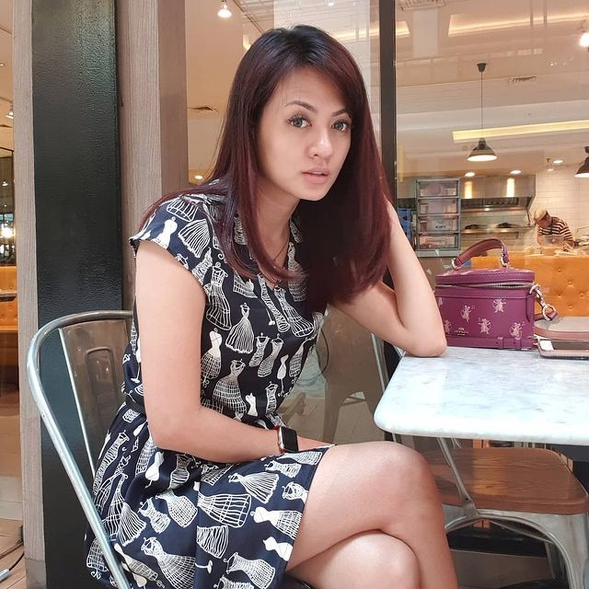 Yeyen Lidya aktris sekaligus presenter kini berusia 43 tahun&comma; ia tampil makin cantik dengan tubuh singsetnya&period; Yuk intip potretnya&excl;