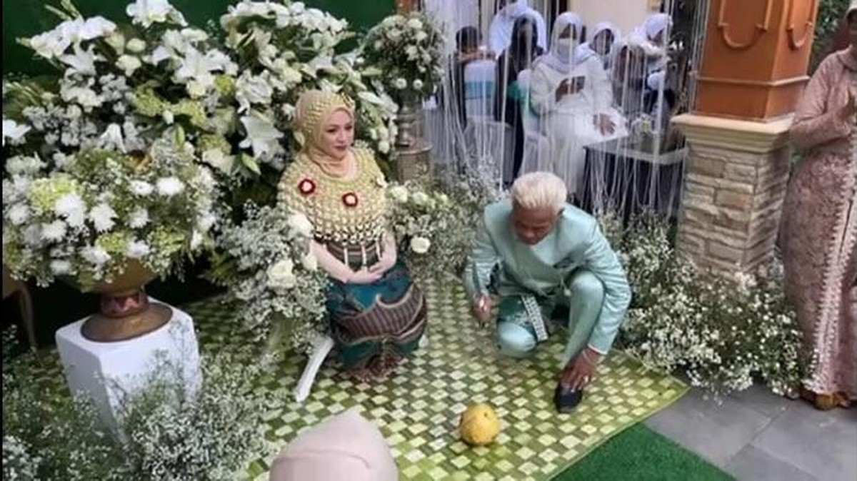 Sule dan Nathalie Holscher menggelar acara siraman dan tasyakuran 7 bulan kehamilan Nathalie&period; Yuk kita intip&excl;