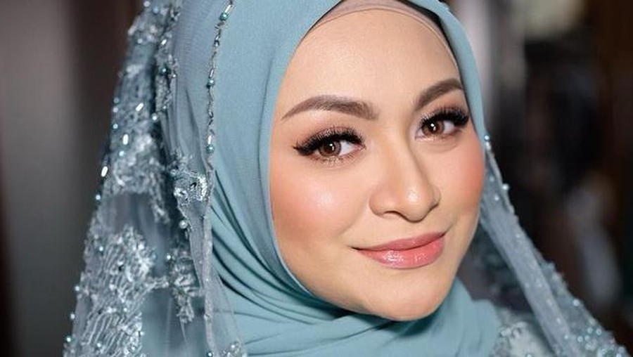 Sule dan Nathalie Holscher menggelar acara siraman dan tasyakuran 7 bulan kehamilan Nathalie. Yuk kita intip!