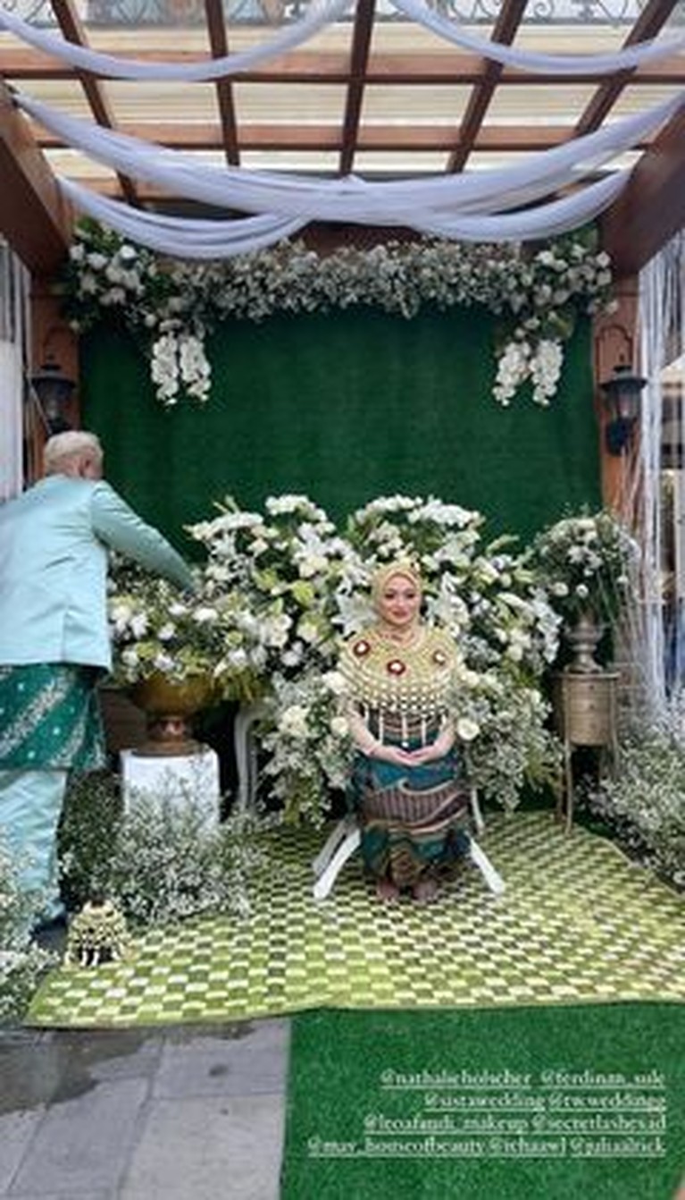 Sule dan Nathalie Holscher menggelar acara siraman dan tasyakuran 7 bulan kehamilan Nathalie. Yuk kita intip!