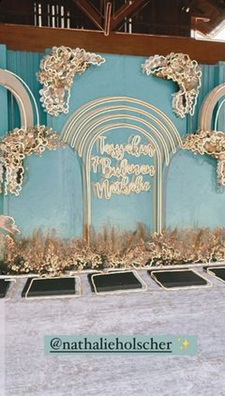 Sule dan Nathalie Holscher menggelar acara siraman dan tasyakuran 7 bulan kehamilan Nathalie. Yuk kita intip!