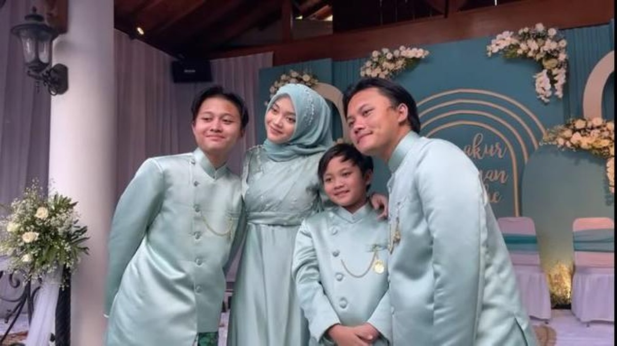 Sule dan Nathalie Holscher menggelar acara siraman dan tasyakuran 7 bulan kehamilan Nathalie&period; Yuk kita intip&excl;