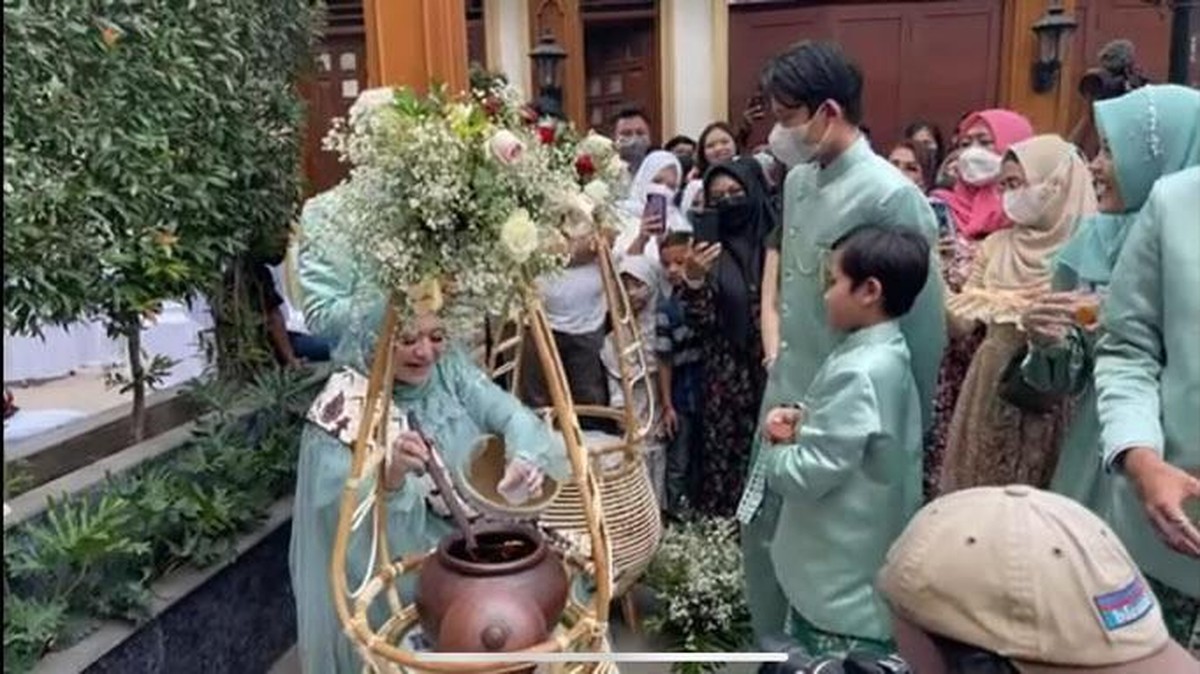 Sule dan Nathalie Holscher menggelar acara siraman dan tasyakuran 7 bulan kehamilan Nathalie&period; Yuk kita intip&excl;