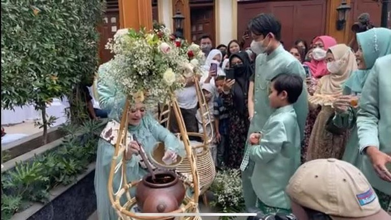 Sule dan Nathalie Holscher menggelar acara siraman dan tasyakuran 7 bulan kehamilan Nathalie. Yuk kita intip!