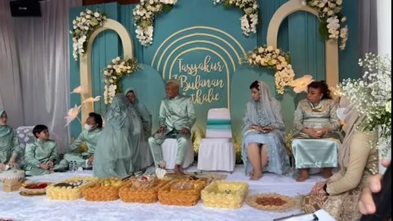 Sule dan Nathalie Holscher menggelar acara siraman dan tasyakuran 7 bulan kehamilan Nathalie. Yuk kita intip!