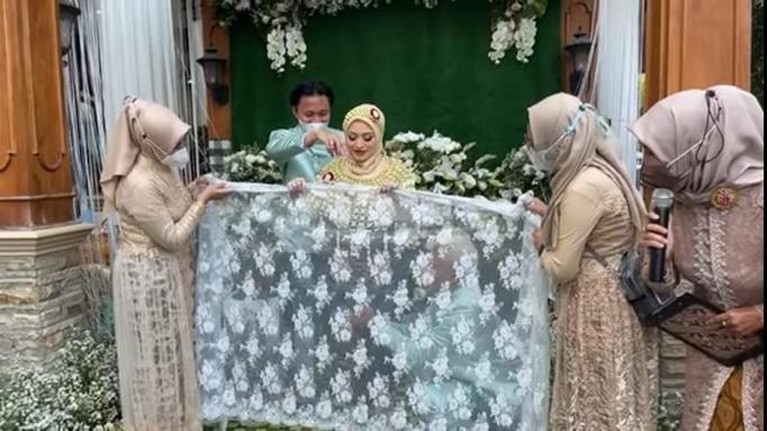 Sule dan Nathalie Holscher menggelar acara siraman dan tasyakuran 7 bulan kehamilan Nathalie. Yuk kita intip!