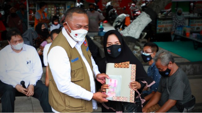 BNPB mengadakan program pembagian seribu masker bagi pelaku UMKM dan pedagang kaki lima (PKL) di Taman Sangkareang, Kota Mataram pada Kamis (14/10).