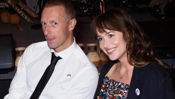 Chris Martin Dedikasikan Lagu 'My Universe' buat Pacar, Dakota Johnson di Konser Coldplay, Romantis Banget!