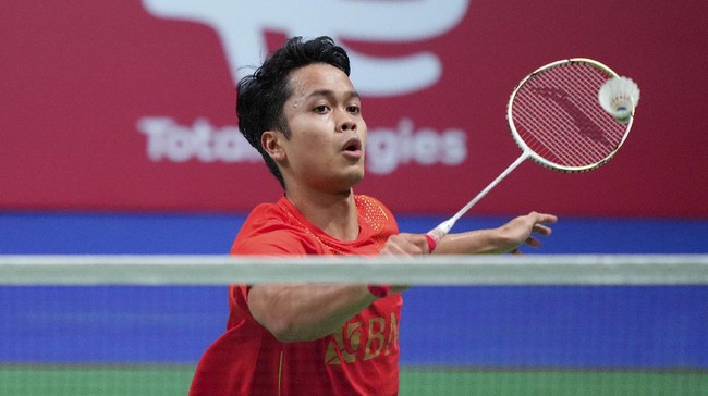 Anthony Ginting membawa Indonesia unggul 1-0 atas China usai mengalahkan Lu Guang Zu di final Thomas Cup 2021 (Thomas Cup 2020), Minggu (17/10) malam.