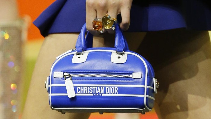 Dior Rilis Kreasi Tas Baru Bergaya Sporty dan Chic, Bakalan Jadi Favorit Jisoo BLACKPINK dan Suzy Bae Nih Kayaknya Dior Rilis Kreasi Tas Baru Bergaya Sporty dan Chic, Bakalan Jadi Favorit Jisoo BLACKPINK dan Suzy Bae Nih Kayaknya