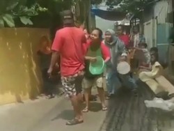 Sengketa Lahan, Emak-emak di Jakbar Usir Preman Pakai Panci-Perabot