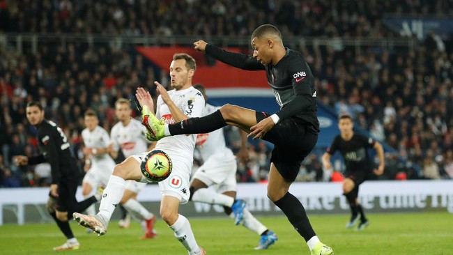 Penyerang PSG, Kylian Mbappe disebut sebagai bintang yang sebenarnya bagi tim yang bermarkas di Parc des Princes tersebut.