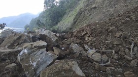 Evakuasi Jalan Kintamani usai Gempa Bali Terhambat Hujan
