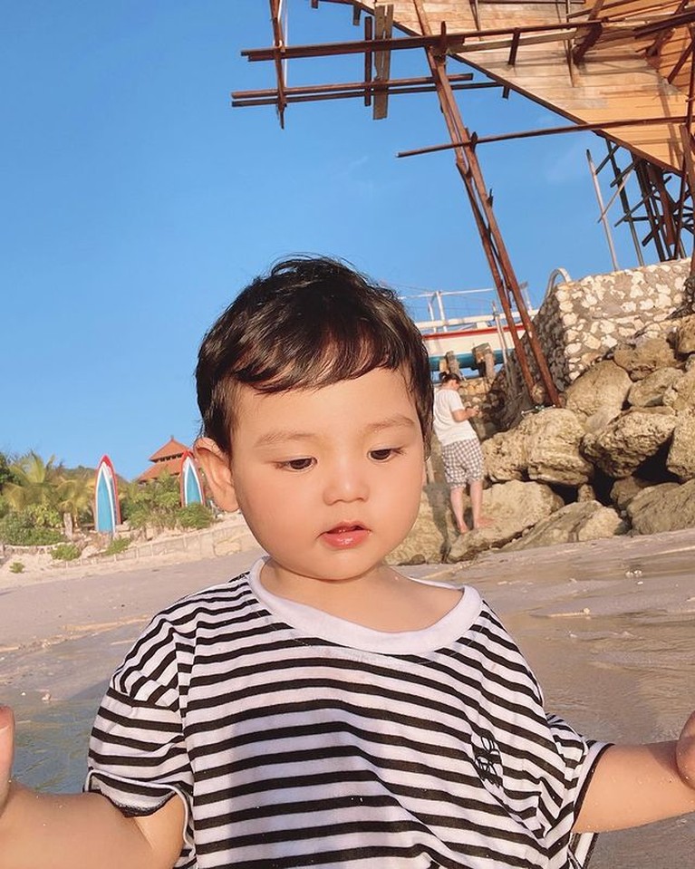 Intip 7 Potret Lucu dan Gemas Baby Shaquille Saat Main di Pantai Roger Danuarta mengunggah foto putranya baby Shaquille saat main di pantai. Yuk kita intip potret baby Shaquille!