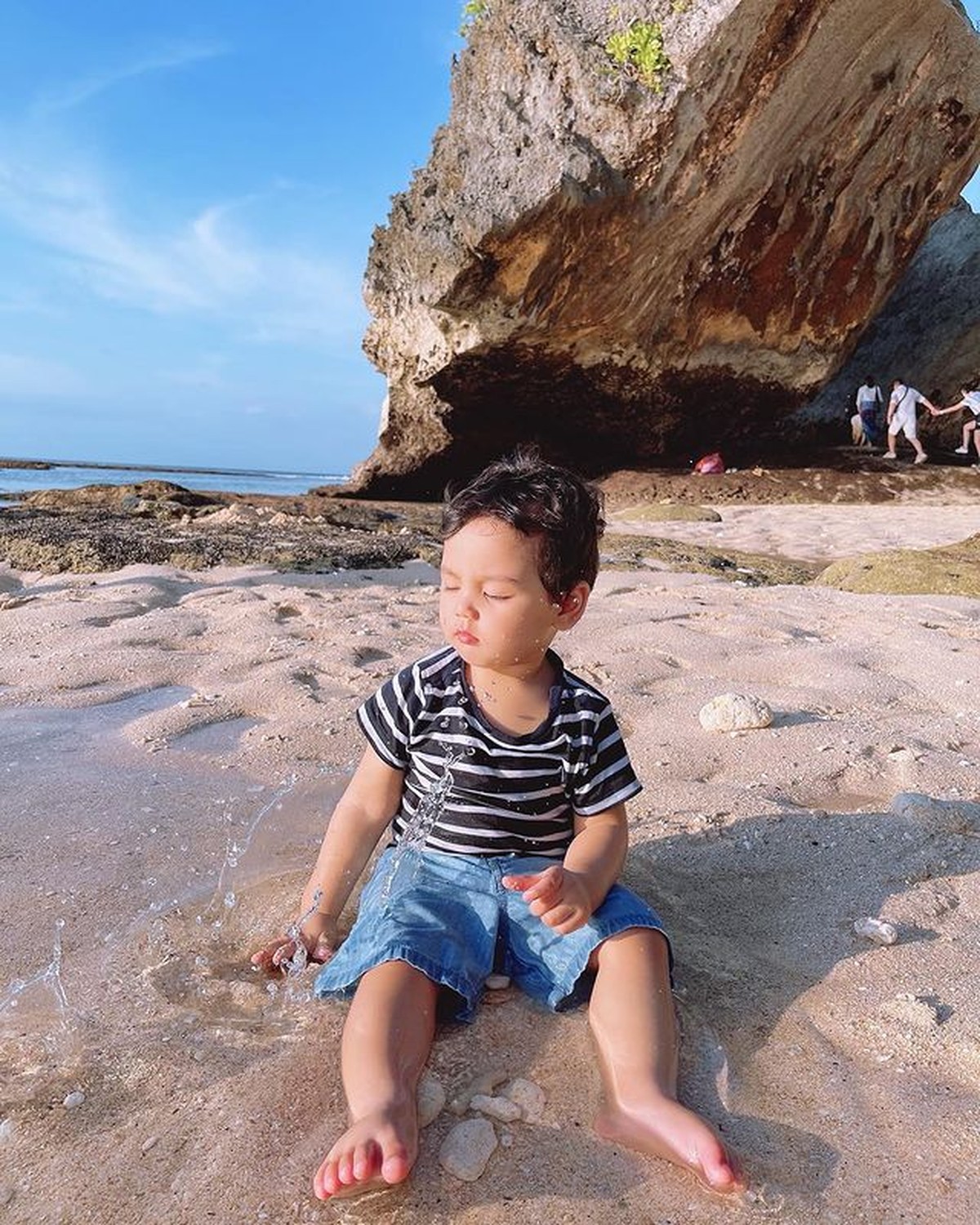 Roger Danuarta mengunggah foto putranya baby Shaquille saat main di pantai&period; Yuk kita intip potret baby Shaquille&excl;