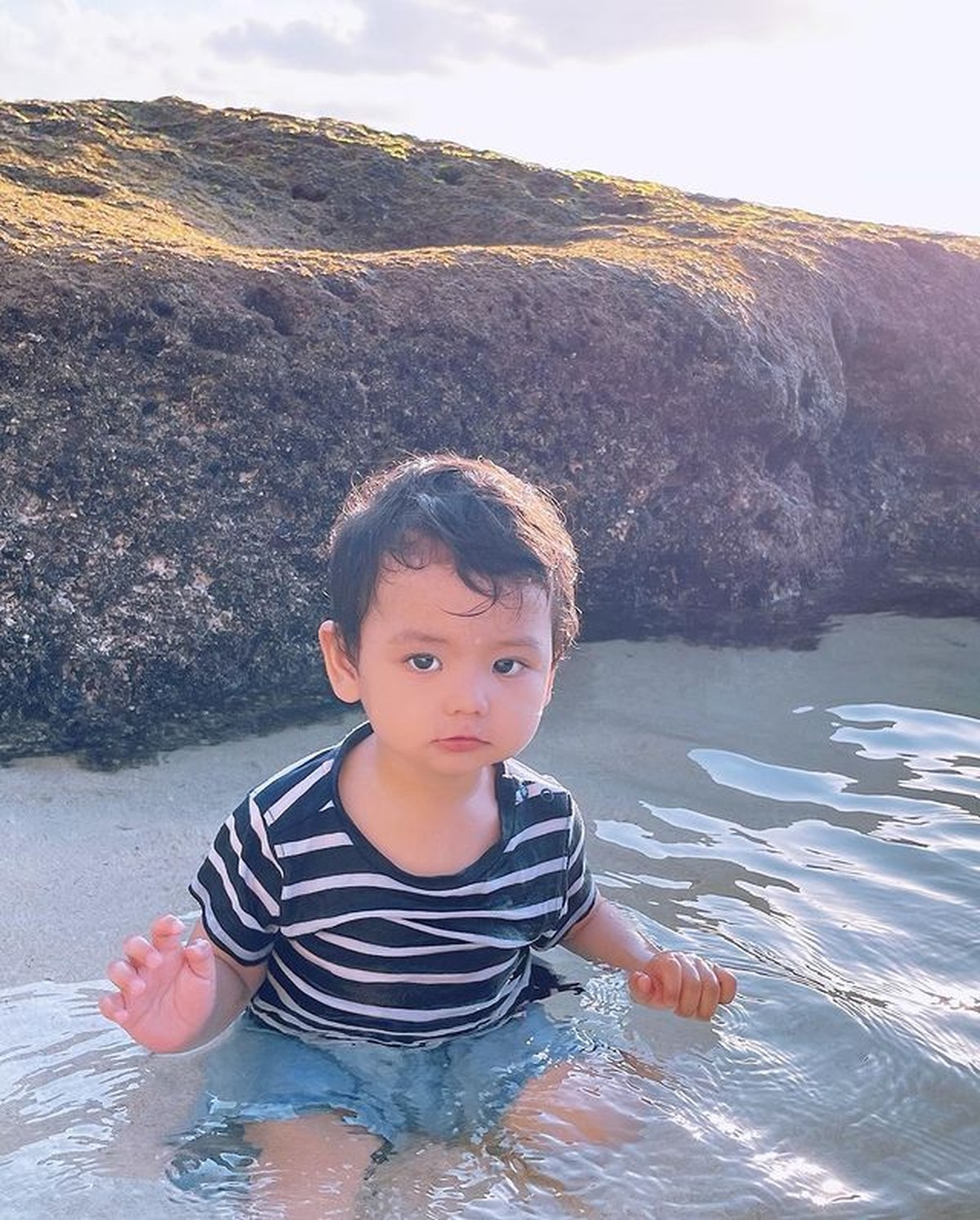 Roger Danuarta mengunggah foto putranya baby Shaquille saat main di pantai&period; Yuk kita intip potret baby Shaquille&excl;